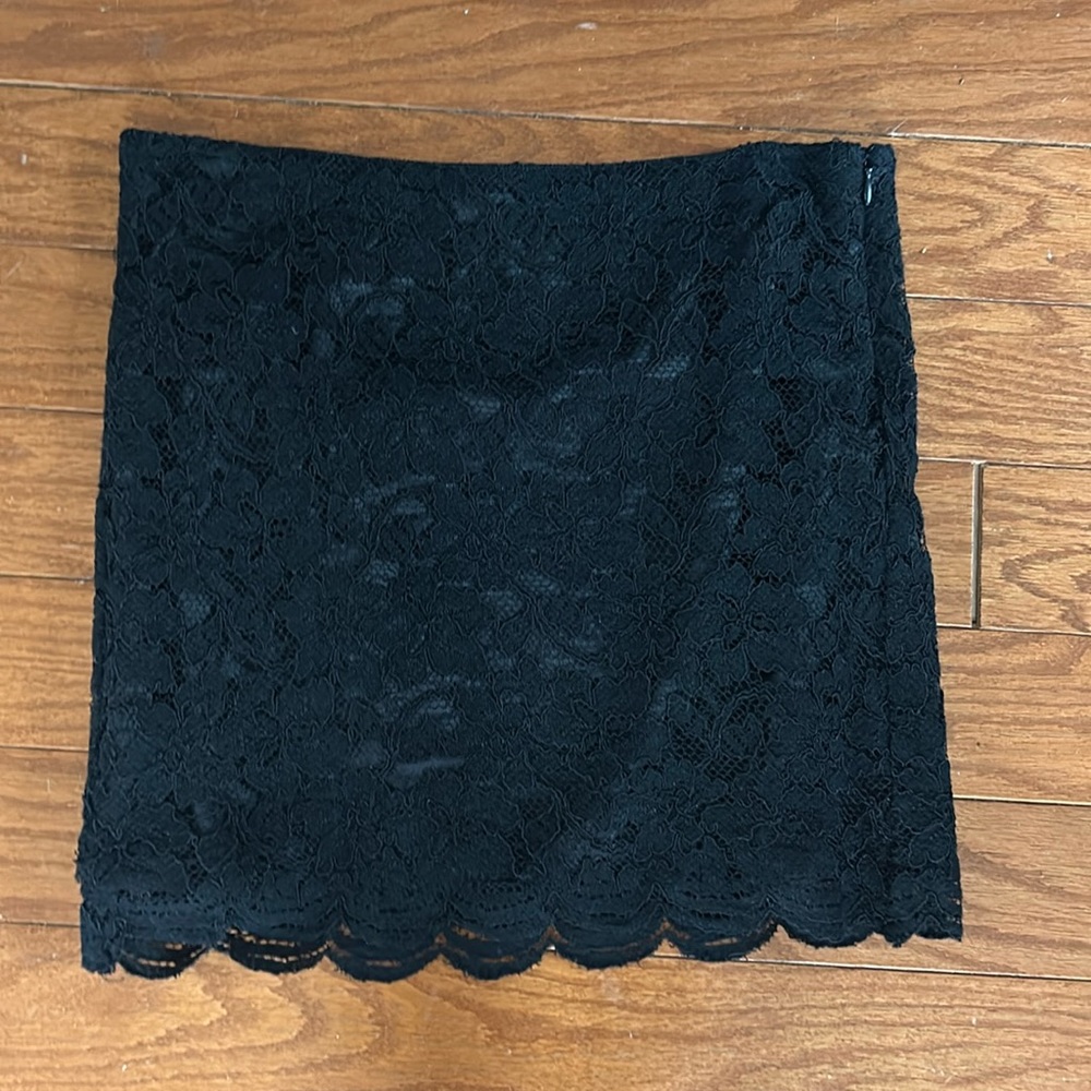 Women’s DVF Early 2000s vintage black floral lace and silk mini skirt size 0